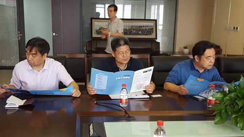 中京建设集团执行总裁杜巨乐和河北省河南商会领导阅览井陉矿区宣传册